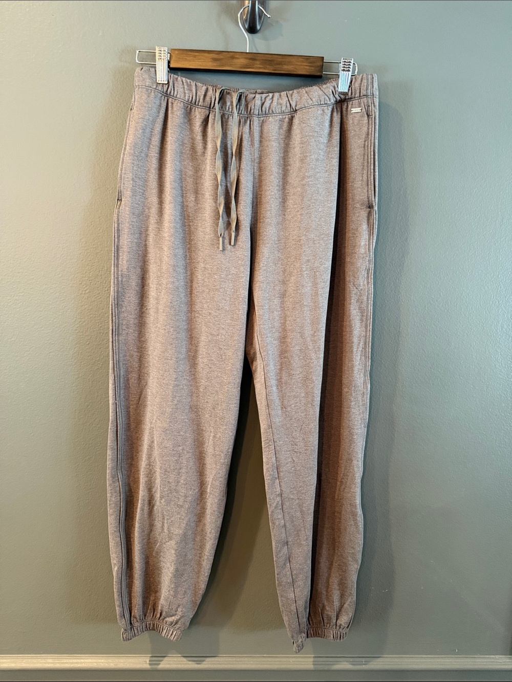 Vuori Women's Drawstring Joggers - Heathered Brown